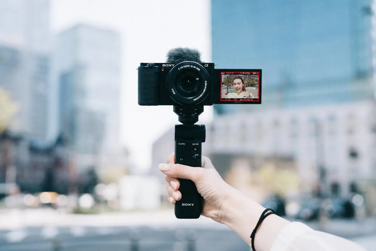 Sony présente son nouvel appareil à objectifs interchangeables conçu pour les vlogueurs et les créateurs de contenus, le ZV-E10